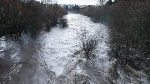 Aumento del caudal del río Sil a su paso por Ponferrada. Foto: César Sánchez.