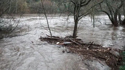 Aumento del caudal del río Sil a su paso por Ponferrada. Foto: César Sánchez.