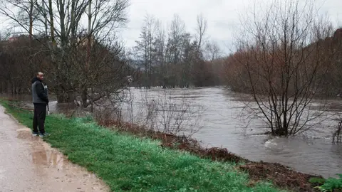 Aumento del caudal del río Sil a su paso por Ponferrada. Foto: César Sánchez.