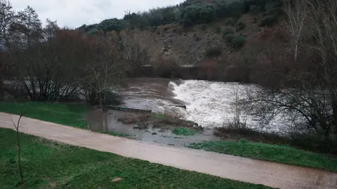 Aumento del caudal del río Sil a su paso por Ponferrada. Foto: César Sánchez.