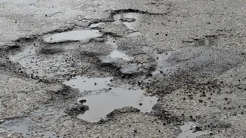 El Grupo Municipal de Unión del Pueblo Leonés (UPL) ha reclamado al equipo de gobierno del Ayuntamiento de León un incremento en el próximo contrato del Plan de asfaltado para hacer frente al deterioro que presentan numerosas calles de la ciudad tras las lluvias y nevadas de las últimas semanas. Imagen facilitada por UPL