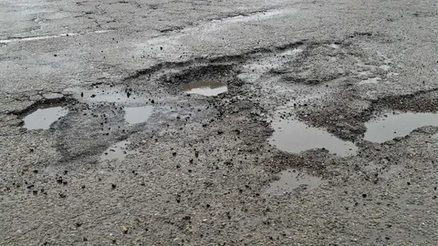 El Grupo Municipal de Unión del Pueblo Leonés (UPL) ha reclamado al equipo de gobierno del Ayuntamiento de León un incremento en el próximo contrato del Plan de asfaltado para hacer frente al deterioro que presentan numerosas calles de la ciudad tras las lluvias y nevadas de las últimas semanas. Imagen facilitada por UPL