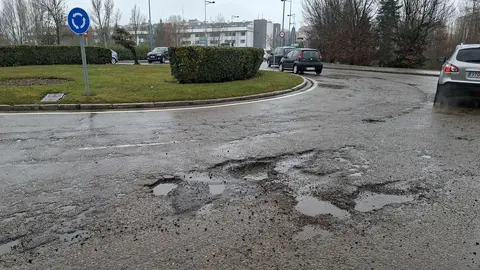 El Grupo Municipal de Unión del Pueblo Leonés (UPL) ha reclamado al equipo de gobierno del Ayuntamiento de León un incremento en el próximo contrato del Plan de asfaltado para hacer frente al deterioro que presentan numerosas calles de la ciudad tras las lluvias y nevadas de las últimas semanas. Imagen facilitada por UPL