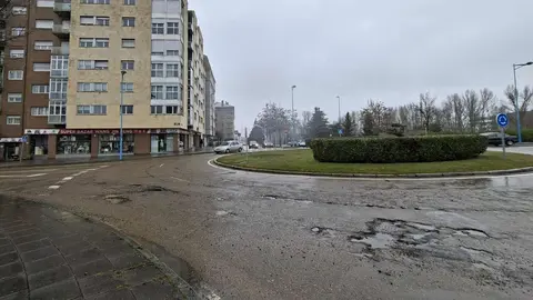 El Grupo Municipal de Unión del Pueblo Leonés (UPL) ha reclamado al equipo de gobierno del Ayuntamiento de León un incremento en el próximo contrato del Plan de asfaltado para hacer frente al deterioro que presentan numerosas calles de la ciudad tras las lluvias y nevadas de las últimas semanas. Imagen facilitada por UPL