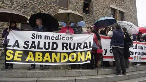 Manifestación de los ayuntamientos de Toreno, Páramo del Sil y Berlanga del Bierzo (León), para reclamar mejoras sanitarias en el medio rural. Foto: César Sánchez.