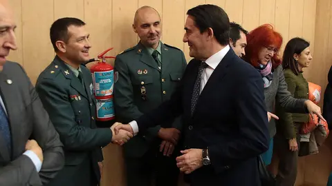 El consejero de Medio Ambiente, Juan Carlos Suárez Quiñones, el delegado territorial, Eduardo Diego y el alcalde, José Antonio Díez asisten al acto de toma de posesión del nuevo equipo de gobierno del Colegio Oficial de la Profesión Veterinaria de León, presidido por Álvaro Borge. Foto: Peio García.