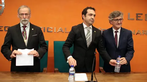 El consejero de Medio Ambiente, Juan Carlos Suárez Quiñones, el delegado territorial, Eduardo Diego y el alcalde, José Antonio Díez asisten al acto de toma de posesión del nuevo equipo de gobierno del Colegio Oficial de la Profesión Veterinaria de León, presidido por Álvaro Borge. Foto: Peio García.