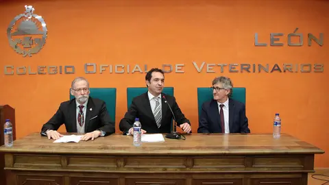 El consejero de Medio Ambiente, Juan Carlos Suárez Quiñones, el delegado territorial, Eduardo Diego y el alcalde, José Antonio Díez asisten al acto de toma de posesión del nuevo equipo de gobierno del Colegio Oficial de la Profesión Veterinaria de León, presidido por Álvaro Borge. Foto: Peio García.