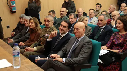El consejero de Medio Ambiente, Juan Carlos Suárez Quiñones, el delegado territorial, Eduardo Diego y el alcalde, José Antonio Díez asisten al acto de toma de posesión del nuevo equipo de gobierno del Colegio Oficial de la Profesión Veterinaria de León, presidido por Álvaro Borge. Foto: Peio García.