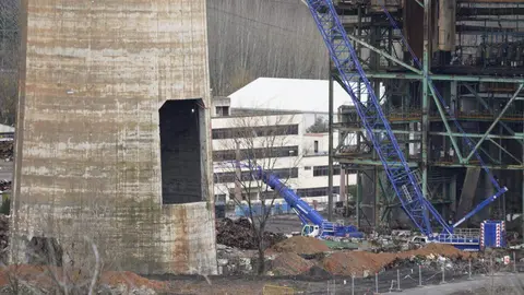 Preparativos para la demolición de las chimeneas de la central térmica de Compostilla en Cubillos del Sil. Foto: César Sánchez