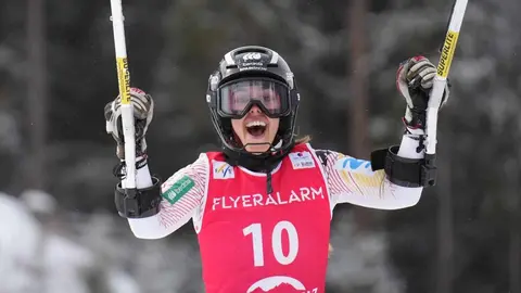 La esquiadora leonesa cierra la Copa del Mundo en Veysonnaz con dos terceros puestos consecutivos y confirma su irrupción en la élite paralímpica.