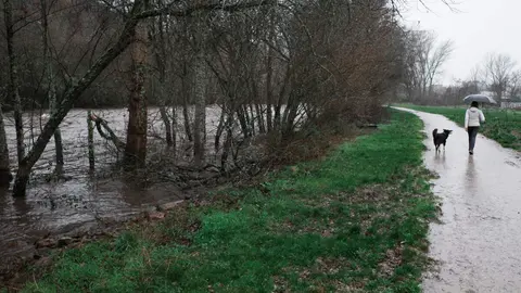 Accesos cerrados al paseo del río Sil a su paso por Ponferrada, debido al aumento del cauce por el temporal de lluvias. Foto: César Sánchez.