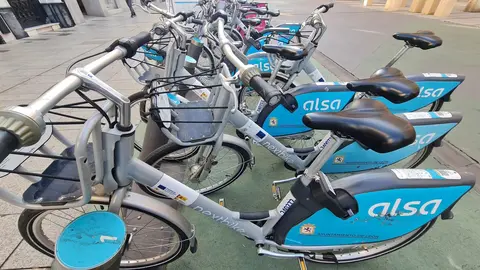 El Servicio de Préstamo de Bicicletas del Ayuntamiento de León cerró 2025 con un notable incremento de actividad. A lo largo del año se contabilizaron 178.489 alquileres (unos 490 diarios de media), lo que supone un aumento del 31,5% respecto a 2024, cuando se registraron 122.290 usos.