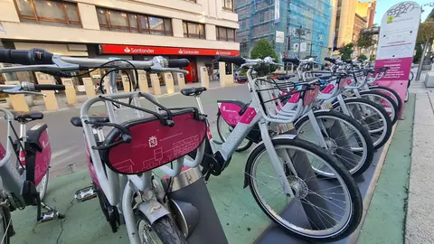 El Servicio de Préstamo de Bicicletas del Ayuntamiento de León cerró 2025 con un notable incremento de actividad. A lo largo del año se contabilizaron 178.489 alquileres (unos 490 diarios de media), lo que supone un aumento del 31,5% respecto a 2024, cuando se registraron 122.290 usos.