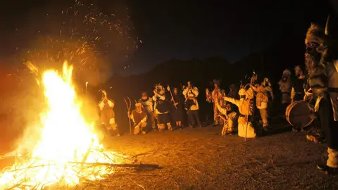 En la Comarca leonesa de Riaño se celebró hasta la segunda década del siglo XX, un carnaval tradicional recuperado en el año 2009: el Antruido. Será el próximo 14 de febrero cuando las calles de la montaña leonesa vuelvan a poblarse de personajes fantásticos con una larga y apasionante historia detrás. En la imagen, el Antruido La Choza de Riaño. Fotos: Asociación Cultural Montaña de Vadinia - Riaño.