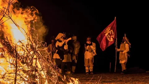 En la Comarca leonesa de Riaño se celebró hasta la segunda década del siglo XX, un carnaval tradicional recuperado en el año 2009: el Antruido. Será el próximo 14 de febrero cuando las calles de la montaña leonesa vuelvan a poblarse de personajes fantásticos con una larga y apasionante historia detrás. En la imagen, Antruido de Riaño. Fotos: Asociación Cultural Montaña de Vadinia - Riaño.