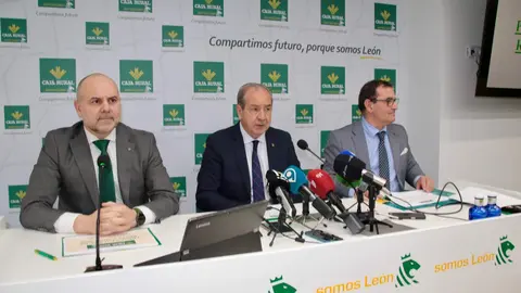 El director general de Caja Rural, Cipriano García, presenta el balance y cuenta de resultados del ejercicio 2025 de la entidad, junto al director de Comunicación y Relaciones Institucionales, Narciso Prieto, y el director territorial de Expansión, Alejandro Hidalgo Borbujo. Fotos: Peio García.