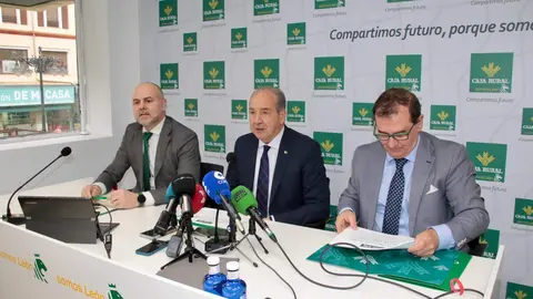 El director general de Caja Rural, Cipriano García, presenta el balance y cuenta de resultados del ejercicio 2025 de la entidad, junto al director de Comunicación y Relaciones Institucionales, Narciso Prieto, y el director territorial de Expansión, Alejandro Hidalgo Borbujo. Fotos: Peio García.