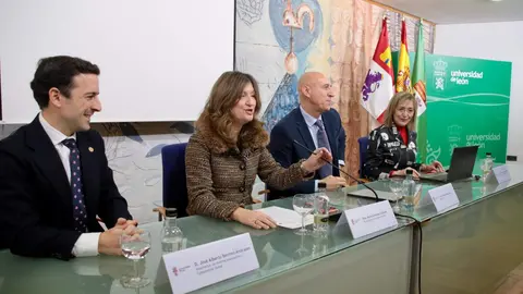 La rectora de la Universidad de León, Nuria González, y el alcalde de León, José Antonio Diez, presentan el Centro Europe Direct León otorgado por la Comisión Europea a la ULE. Acompañados por el vicerrector de Internacionalización y Compromiso Global, José Alberto Benítez- Andrades, y la directora del Centro Europe Direct, Maite Tascón. Foto: Peio García.
