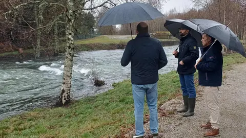 El subdelegado del Gobierno en León, Héctor Alaiz Moretón, se desplazó este miércoles a varias localidades situadas en la ribera del río Tuerto ante la situación generada por el desembalse del pantano de Villameca.