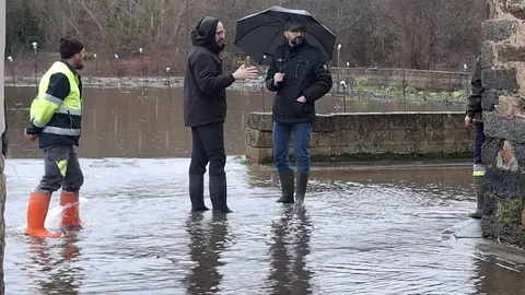 El subdelegado del Gobierno en León, Héctor Alaiz Moretón, se desplazó este miércoles a varias localidades situadas en la ribera del río Tuerto ante la situación generada por el desembalse del pantano de Villameca.