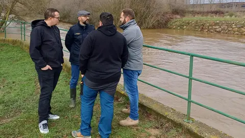 El subdelegado del Gobierno en León, Héctor Alaiz Moretón, se desplazó este miércoles a varias localidades situadas en la ribera del río Tuerto ante la situación generada por el desembalse del pantano de Villameca.