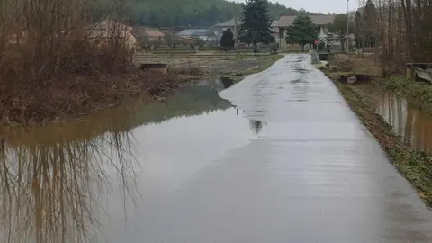 El subdelegado del Gobierno en León, Héctor Alaiz Moretón, se desplazó este miércoles a varias localidades situadas en la ribera del río Tuerto ante la situación generada por el desembalse del pantano de Villameca.