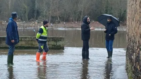 El subdelegado del Gobierno en León, Héctor Alaiz Moretón, se desplazó este miércoles a varias localidades situadas en la ribera del río Tuerto ante la situación generada por el desembalse del pantano de Villameca.