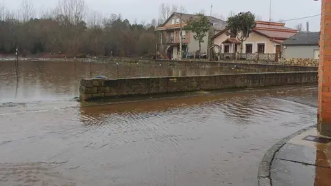 El subdelegado del Gobierno en León, Héctor Alaiz Moretón, se desplazó este miércoles a varias localidades situadas en la ribera del río Tuerto ante la situación generada por el desembalse del pantano de Villameca.