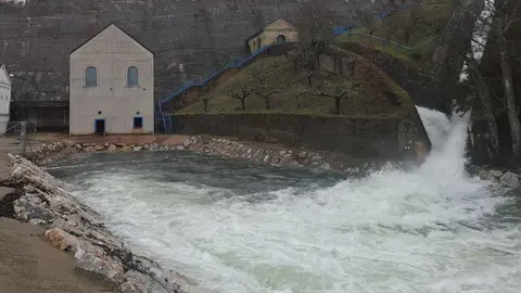 El subdelegado del Gobierno en León, Héctor Alaiz Moretón, se desplazó este miércoles a varias localidades situadas en la ribera del río Tuerto ante la situación generada por el desembalse del pantano de Villameca.