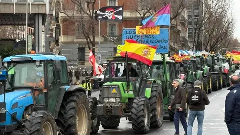 Cientos de tractoristas colapsan el centro de Madrid en la gran protesta agraria. Una veintena de vehículos de agricultores leoneses, que partieron el lunes desde León capital, se suman a la tractorada que bloquea Castellana, Recoletos y Prado contra la PAC y Mercosur.