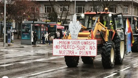 Cientos de tractoristas colapsan el centro de Madrid en la gran protesta agraria. Una veintena de vehículos de agricultores leoneses, que partieron el lunes desde León capital, se suman a la tractorada que bloquea Castellana, Recoletos y Prado contra la PAC y Mercosur.