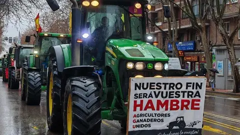 Cientos de tractoristas colapsan el centro de Madrid en la gran protesta agraria. Una veintena de vehículos de agricultores leoneses, que partieron el lunes desde León capital, se suman a la tractorada que bloquea Castellana, Recoletos y Prado contra la PAC y Mercosur.