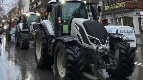 Cientos de tractoristas colapsan el centro de Madrid en la gran protesta agraria. Una veintena de vehículos de agricultores leoneses, que partieron el lunes desde León capital, se suman a la tractorada que bloquea Castellana, Recoletos y Prado contra la PAC y Mercosur.
