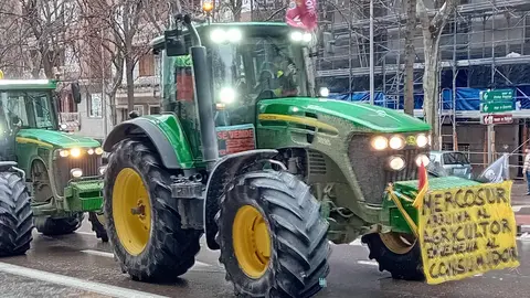 Cientos de tractoristas colapsan el centro de Madrid en la gran protesta agraria. Una veintena de vehículos de agricultores leoneses, que partieron el lunes desde León capital, se suman a la tractorada que bloquea Castellana, Recoletos y Prado contra la PAC y Mercosur.