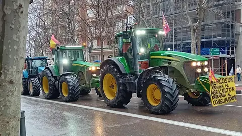 Cientos de tractoristas colapsan el centro de Madrid en la gran protesta agraria. Una veintena de vehículos de agricultores leoneses, que partieron el lunes desde León capital, se suman a la tractorada que bloquea Castellana, Recoletos y Prado contra la PAC y Mercosur.