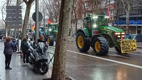 Cientos de tractoristas colapsan el centro de Madrid en la gran protesta agraria. Una veintena de vehículos de agricultores leoneses, que partieron el lunes desde León capital, se suman a la tractorada que bloquea Castellana, Recoletos y Prado contra la PAC y Mercosur.