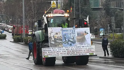 Cientos de tractoristas colapsan el centro de Madrid en la gran protesta agraria. Una veintena de vehículos de agricultores leoneses, que partieron el lunes desde León capital, se suman a la tractorada que bloquea Castellana, Recoletos y Prado contra la PAC y Mercosur.