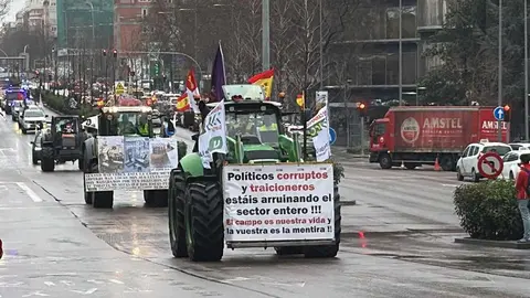Cientos de tractoristas colapsan el centro de Madrid en la gran protesta agraria. Una veintena de vehículos de agricultores leoneses, que partieron el lunes desde León capital, se suman a la tractorada que bloquea Castellana, Recoletos y Prado contra la PAC y Mercosur.