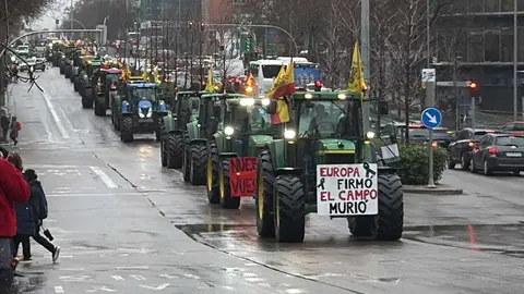Cientos de tractoristas colapsan el centro de Madrid en la gran protesta agraria. Una veintena de vehículos de agricultores leoneses, que partieron el lunes desde León capital, se suman a la tractorada que bloquea Castellana, Recoletos y Prado contra la PAC y Mercosur. Foto: Juan Lázaro