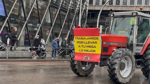 Cientos de tractoristas colapsan el centro de Madrid en la gran protesta agraria. Una veintena de vehículos de agricultores leoneses, que partieron el lunes desde León capital, se suman a la tractorada que bloquea Castellana, Recoletos y Prado contra la PAC y Mercosur. Foto: Juan Lázaro