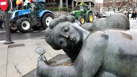 Cientos de tractoristas colapsan el centro de Madrid en la gran protesta agraria. Una veintena de vehículos de agricultores leoneses, que partieron el lunes desde León capital, se suman a la tractorada que bloquea Castellana, Recoletos y Prado contra la PAC y Mercosur. Foto: Juan Lázaro