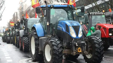 Cientos de tractoristas colapsan el centro de Madrid en la gran protesta agraria. Una veintena de vehículos de agricultores leoneses, que partieron el lunes desde León capital, se suman a la tractorada que bloquea Castellana, Recoletos y Prado contra la PAC y Mercosur. Foto: Juan Lázaro