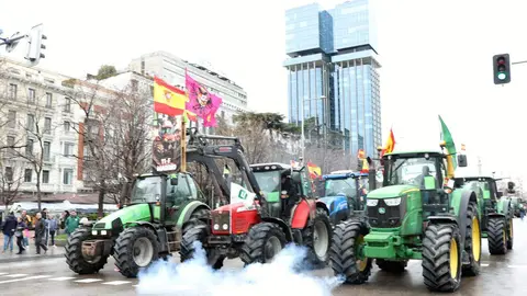 Cientos de tractoristas colapsan el centro de Madrid en la gran protesta agraria. Una veintena de vehículos de agricultores leoneses, que partieron el lunes desde León capital, se suman a la tractorada que bloquea Castellana, Recoletos y Prado contra la PAC y Mercosur. Foto: Juan Lázaro