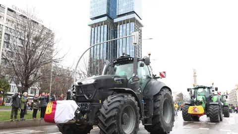 Cientos de tractoristas colapsan el centro de Madrid en la gran protesta agraria. Una veintena de vehículos de agricultores leoneses, que partieron el lunes desde León capital, se suman a la tractorada que bloquea Castellana, Recoletos y Prado contra la PAC y Mercosur. Foto: Juan Lázaro