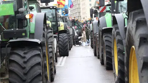 Cientos de tractoristas colapsan el centro de Madrid en la gran protesta agraria. Una veintena de vehículos de agricultores leoneses, que partieron el lunes desde León capital, se suman a la tractorada que bloquea Castellana, Recoletos y Prado contra la PAC y Mercosur. Foto: Juan Lázaro