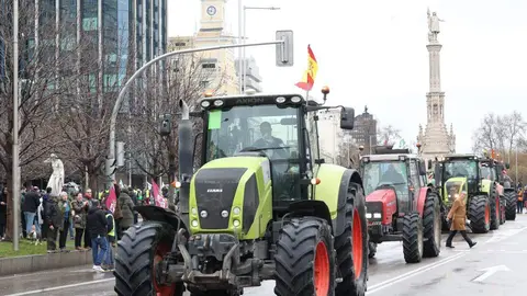 Cientos de tractoristas colapsan el centro de Madrid en la gran protesta agraria. Una veintena de vehículos de agricultores leoneses, que partieron el lunes desde León capital, se suman a la tractorada que bloquea Castellana, Recoletos y Prado contra la PAC y Mercosur. Foto: Juan Lázaro