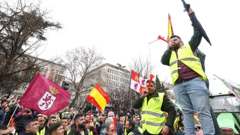 Cientos de tractoristas colapsan el centro de Madrid en la gran protesta agraria. Una veintena de vehículos de agricultores leoneses, que partieron el lunes desde León capital, se suman a la tractorada que bloquea Castellana, Recoletos y Prado contra la PAC y Mercosur. Foto: Juan Lázaro