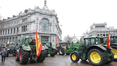 Cientos de tractoristas colapsan el centro de Madrid en la gran protesta agraria. Una veintena de vehículos de agricultores leoneses, que partieron el lunes desde León capital, se suman a la tractorada que bloquea Castellana, Recoletos y Prado contra la PAC y Mercosur. Foto: Juan Lázaro