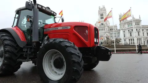Cientos de tractoristas colapsan el centro de Madrid en la gran protesta agraria. Una veintena de vehículos de agricultores leoneses, que partieron el lunes desde León capital, se suman a la tractorada que bloquea Castellana, Recoletos y Prado contra la PAC y Mercosur. Foto: Juan Lázaro
